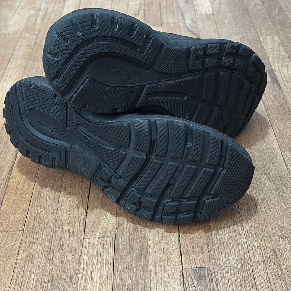 Brooks - Picture 3 of 4